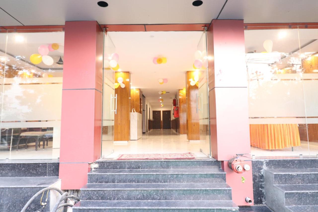 Hotel Hari International - Noida Sector 11 Bagian luar foto