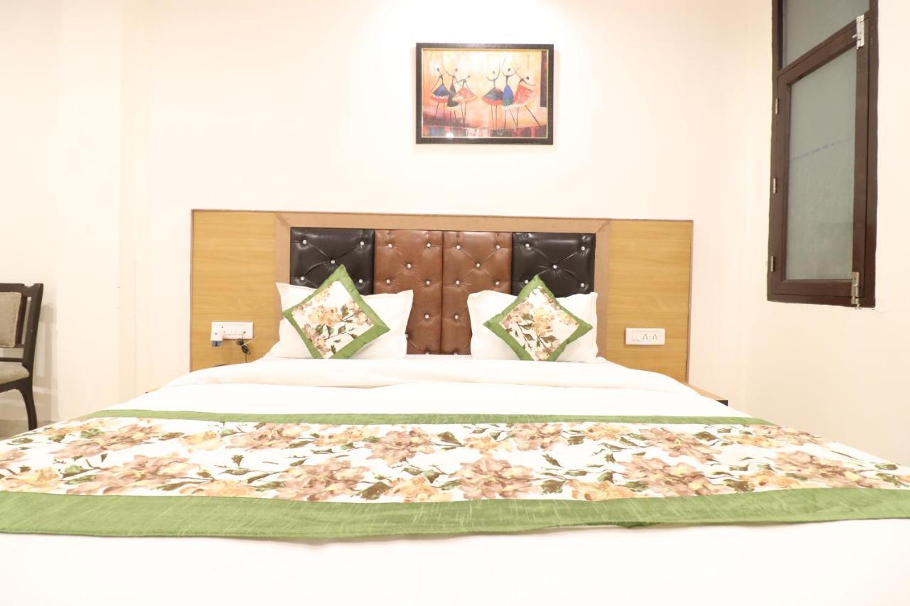 Hotel Hari International - Noida Sector 11 Bagian luar foto