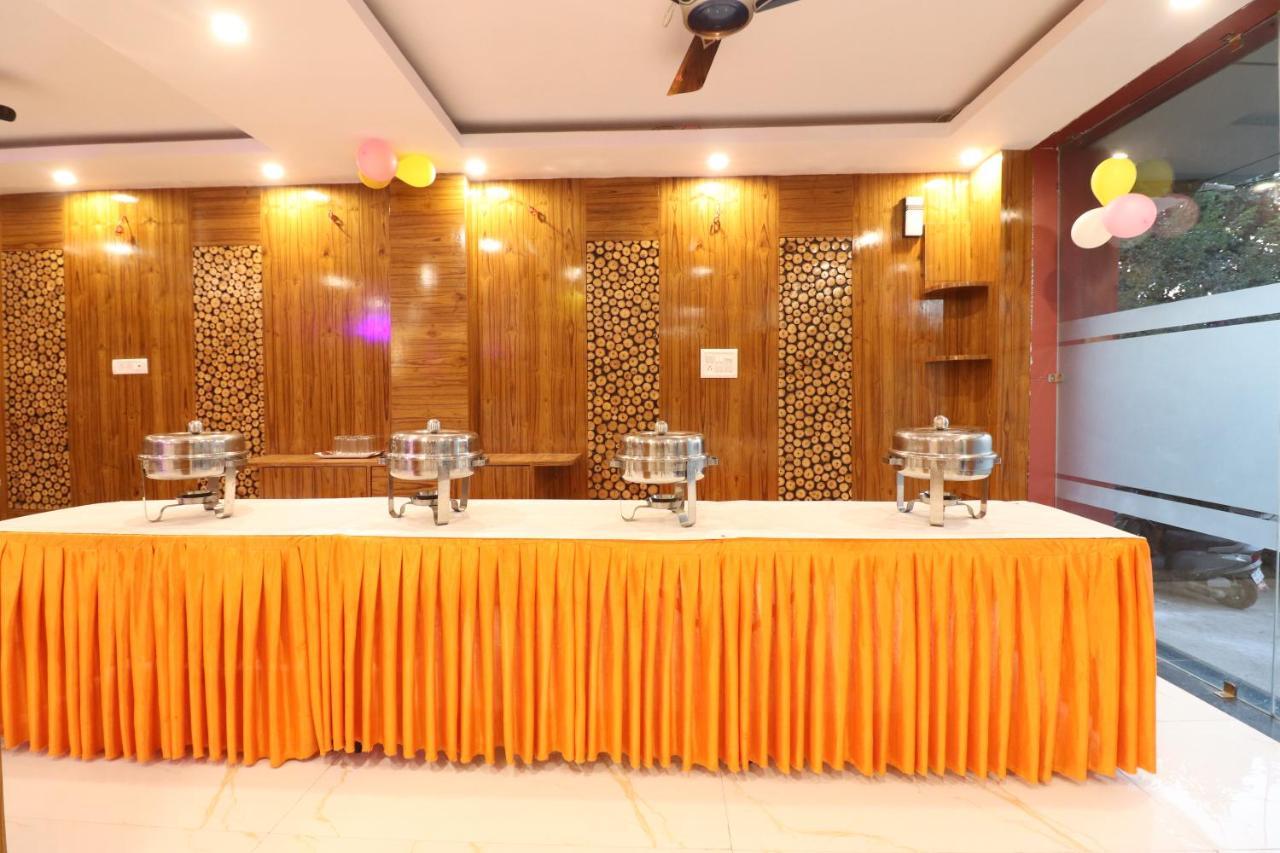 Hotel Hari International - Noida Sector 11 Bagian luar foto