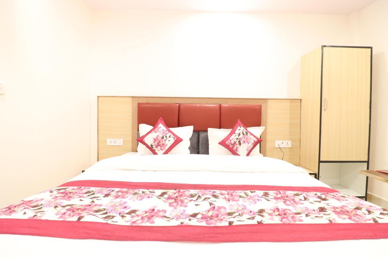 Hotel Hari International - Noida Sector 11 Bagian luar foto
