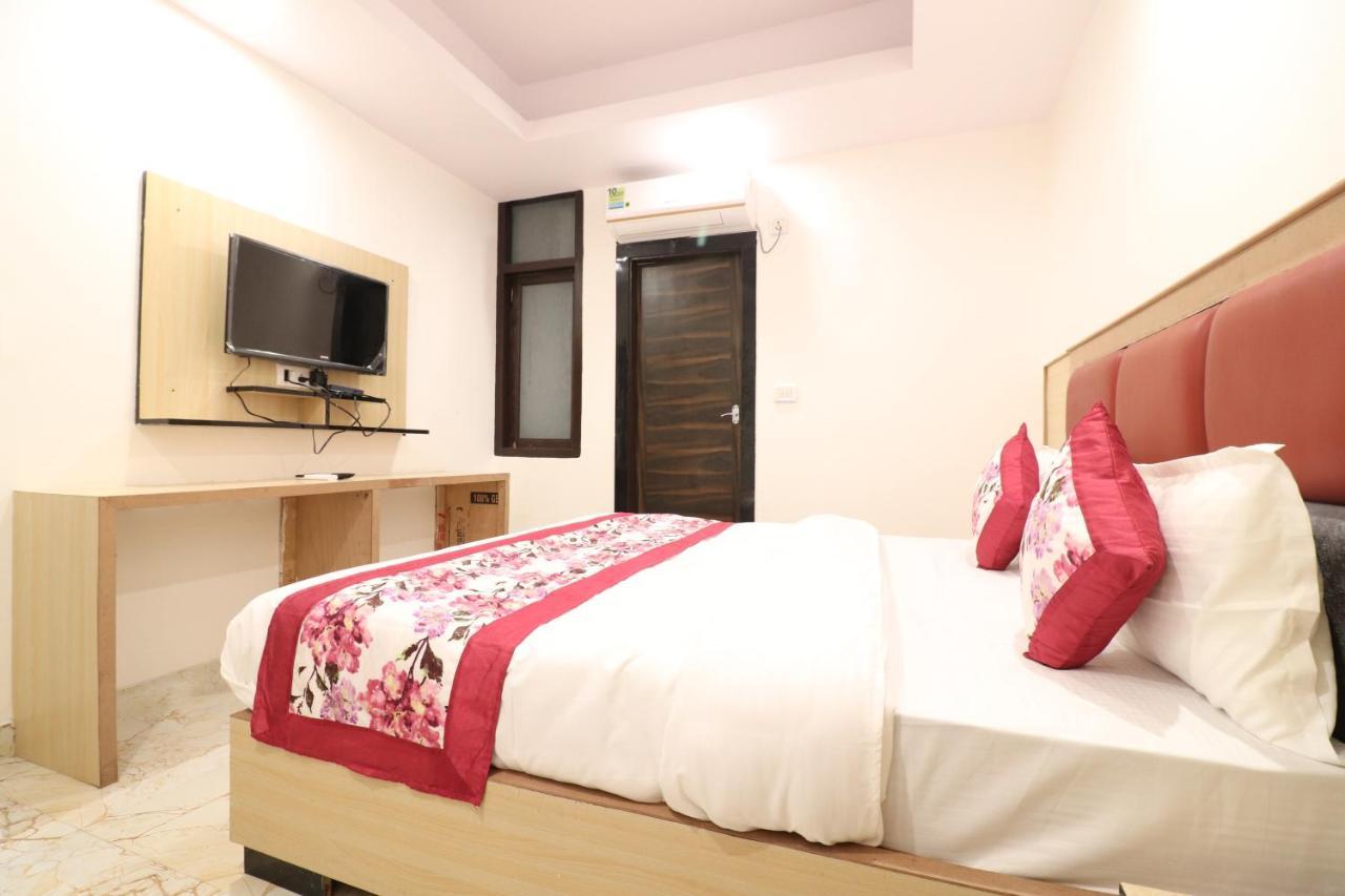 Hotel Hari International - Noida Sector 11 Bagian luar foto