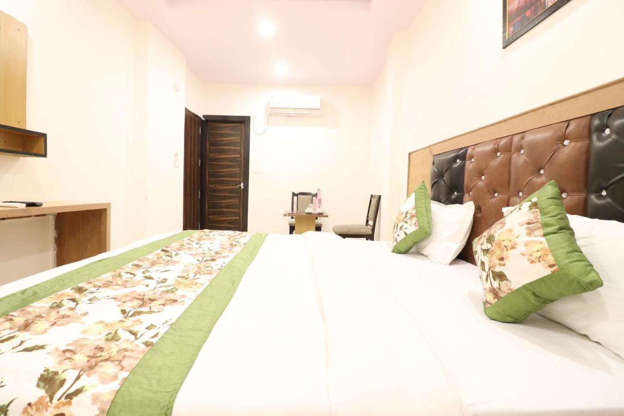 Hotel Hari International - Noida Sector 11 Bagian luar foto