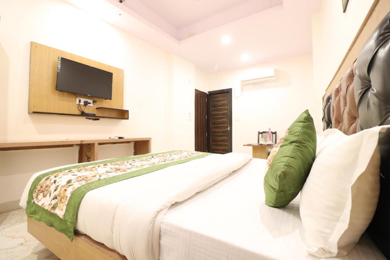 Hotel Hari International - Noida Sector 11 Bagian luar foto