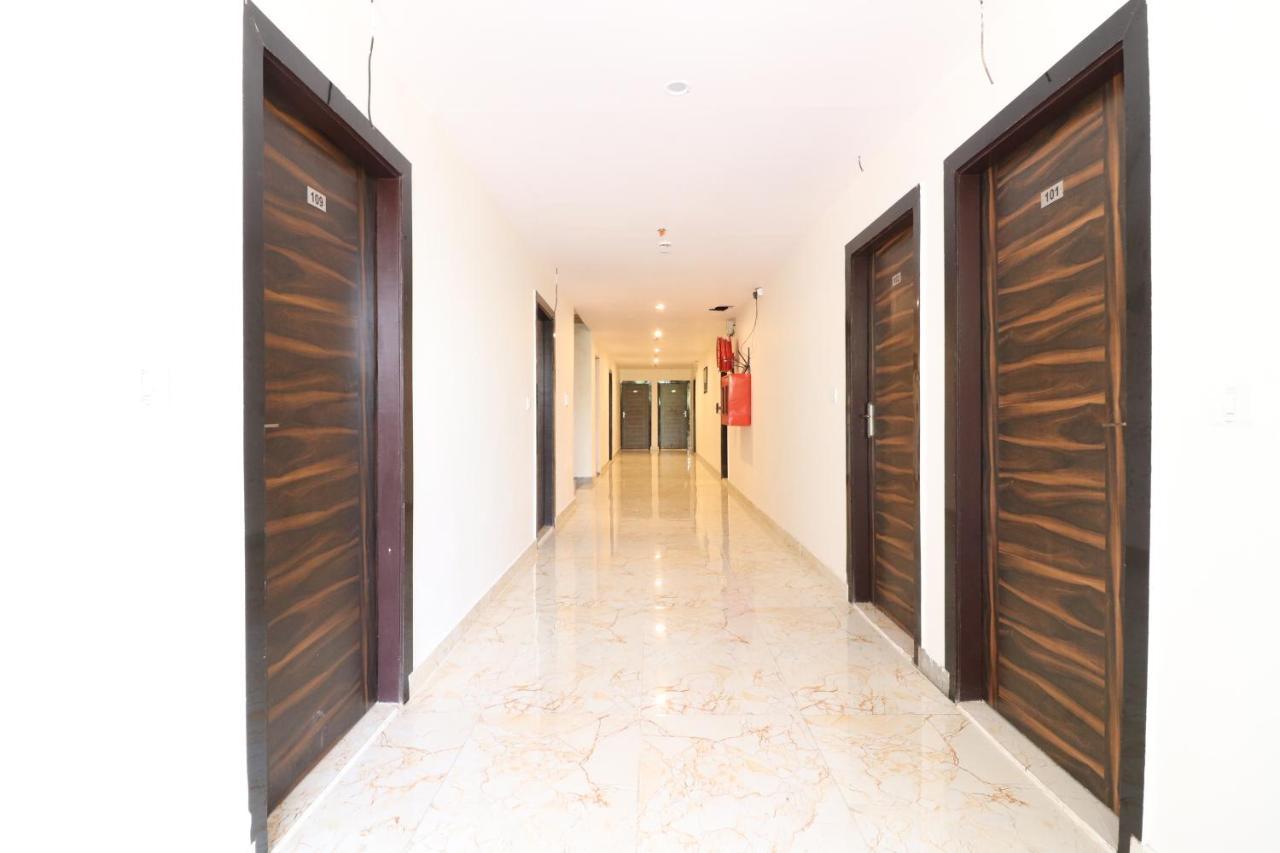 Hotel Hari International - Noida Sector 11 Bagian luar foto