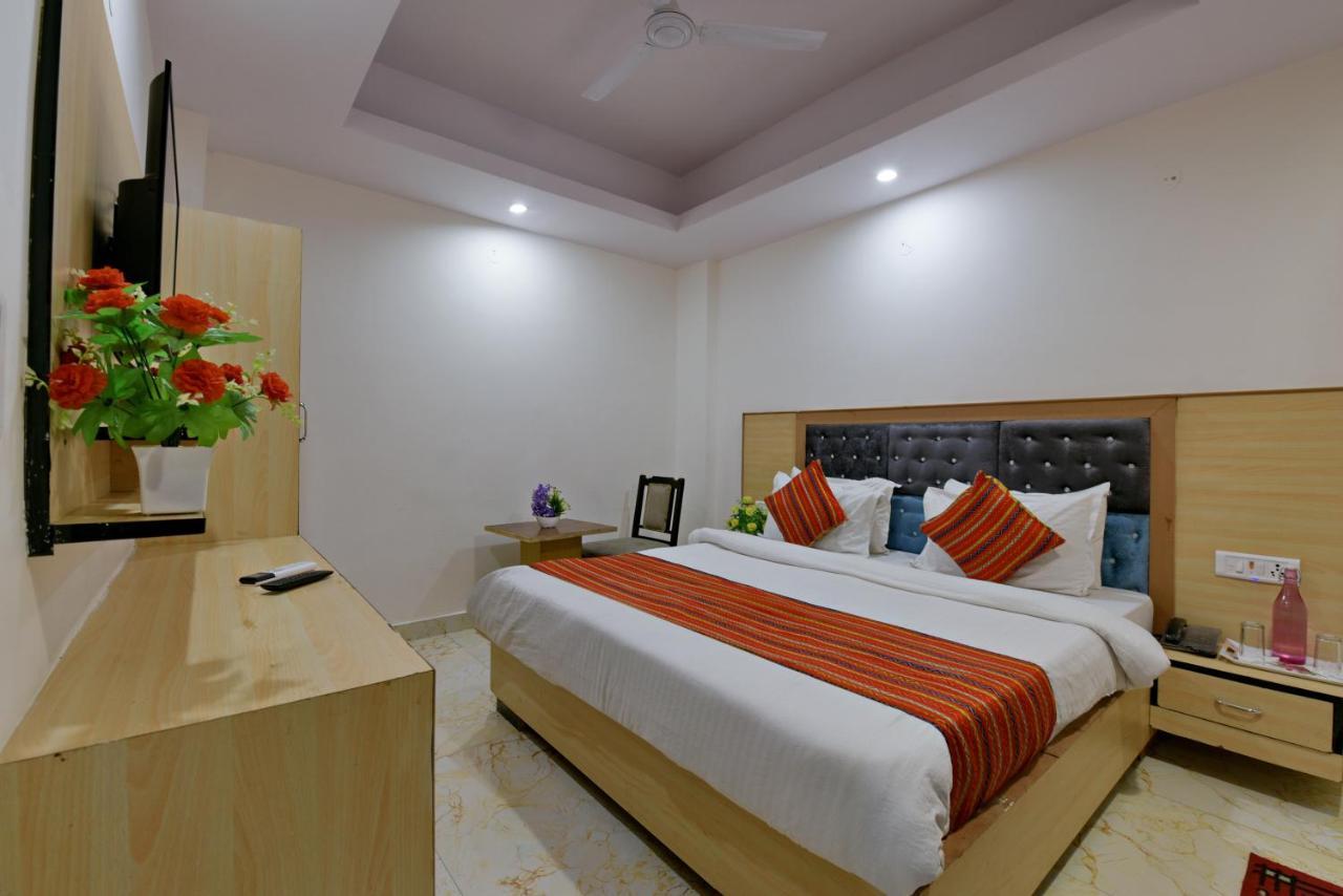 Hotel Hari International - Noida Sector 11 Bagian luar foto